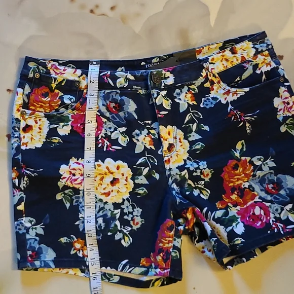 💙 Floral Shorts 💙 Host Pick 🥂🍾 - Picture 4 of 5